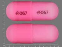 Pill with imprint R 067, pink, capsule, 14 mm (Oxazepam 10 mg)