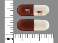 Pill with imprint par 727, brown & white, capsule, 19 mm (Doxycycline 100 mg)