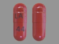 Pill with imprint LA 44, red, capsule, 16 mm (Pregabalin 100 mg)