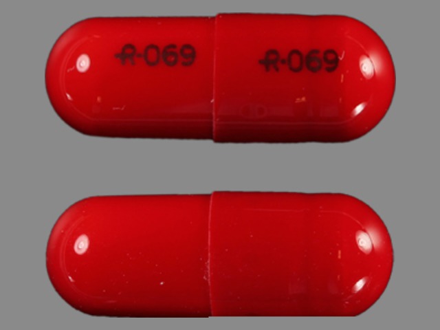 Pill with imprint R 069, red, capsule, 14 mm (Oxazepam 15 mg)