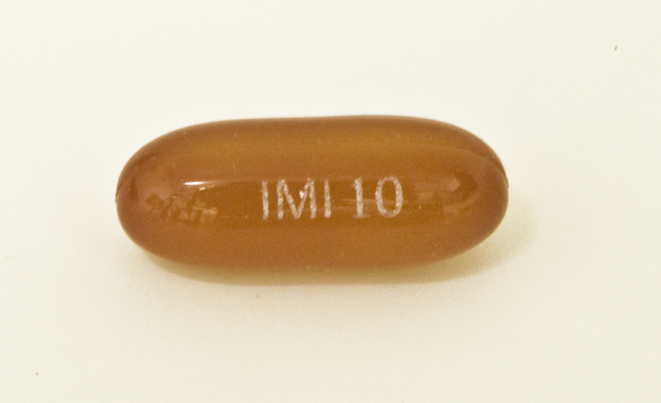 Pill with imprint IMI 10, brown & red, capsule, 10 mm (Nifedipine 10 mg)