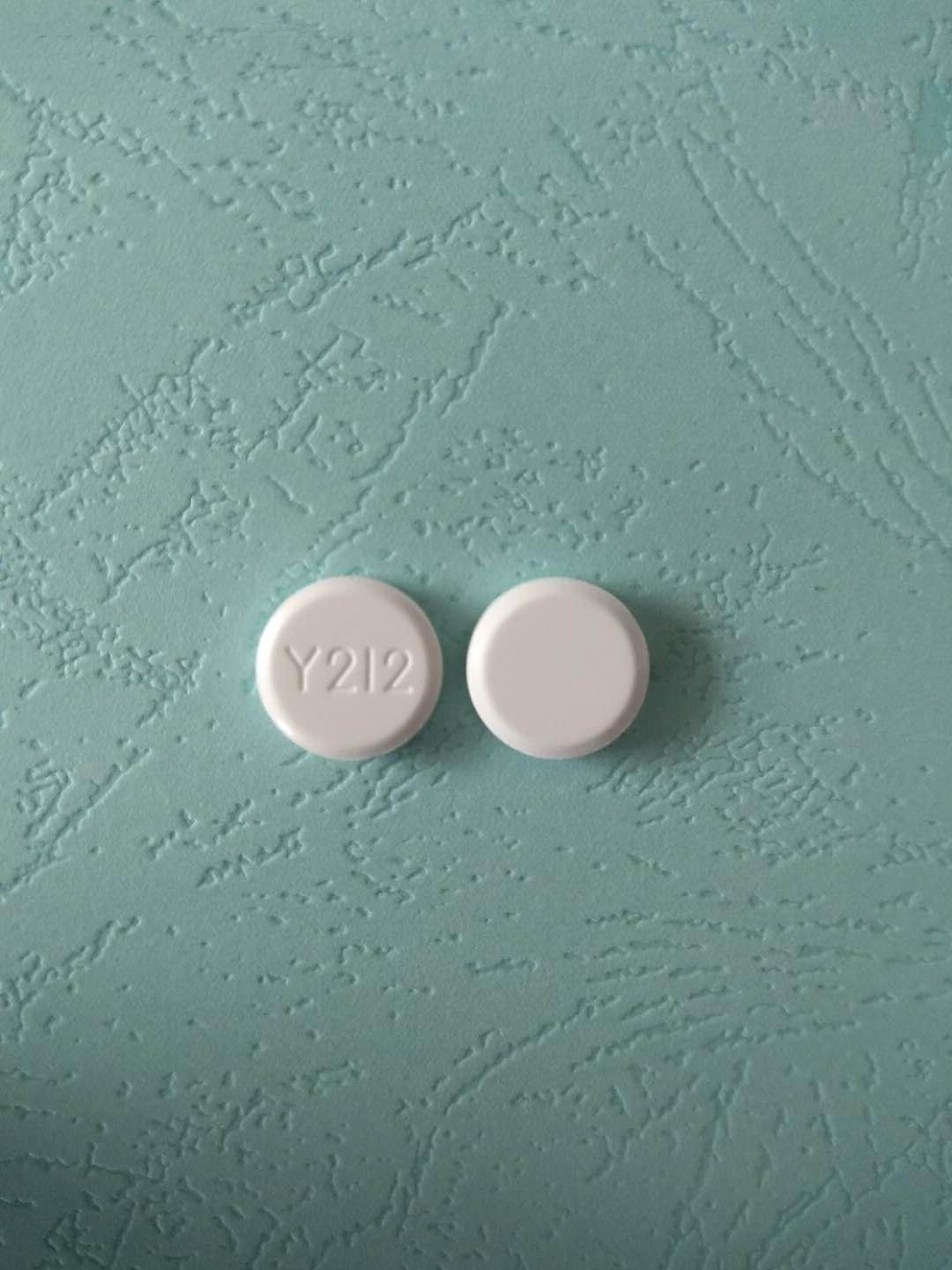 Pill with imprint Y212, white, round, 12 mm (Acyclovir 400 mg)