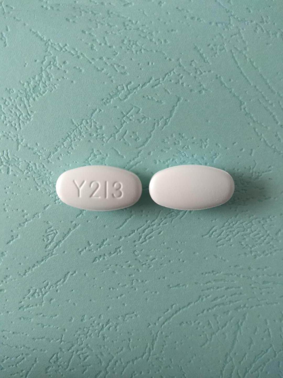 Pill with imprint Y213, white, capsule, 19 mm (Acyclovir 800 mg)